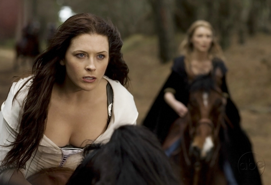 Kahlan Amnell (Bridget Regan) et Cara Mason (Tabrett Bethell)  à cheval 