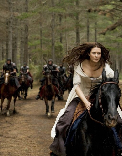 Kahlan Amnell (Bridget Regan) fuit à cheval