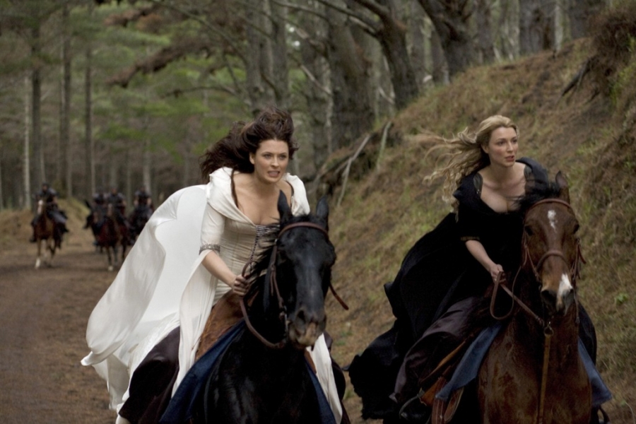 Kahlan Amnell (Bridget Regan) et Cara Mason (Tabrett Bethell) fuient à cheval 