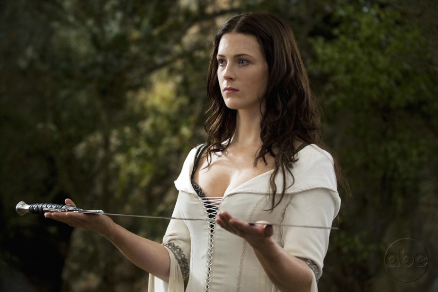 Kahlan Amnell (Bridget Regan) donne une épée