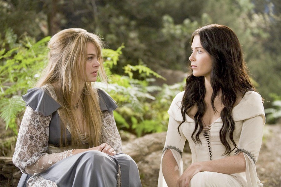 Annabelle (Aimee Teegarden) discute avec Kahlan (Bridget Regan)