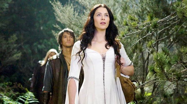 Kahlan (Bridget Regan) et Richard marchent dans la forêt